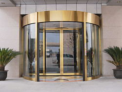 北京希尔顿酒店两翼旋转门