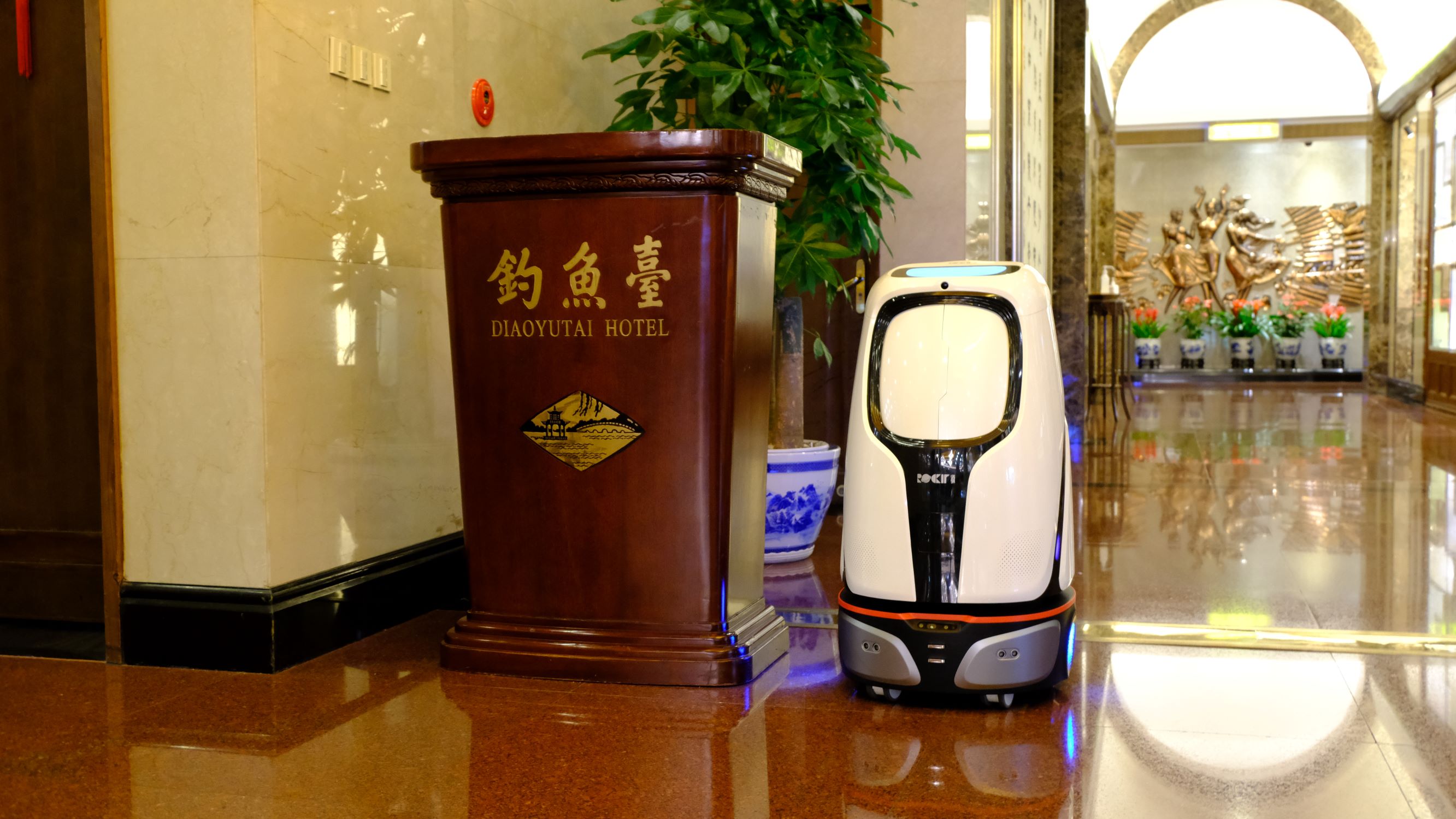 洛必德酒店服务机器人