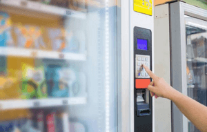 为什么格子贩卖机这么受欢迎？酒店售货机的套路  你了解多少？
