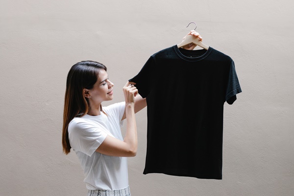 如何处理发霉的衣物？怎么除去新衣服上的味道？