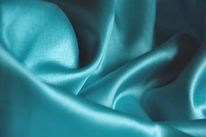 真丝面料的衣服透气性怎么样？真丝服装对人体有哪些作用？
