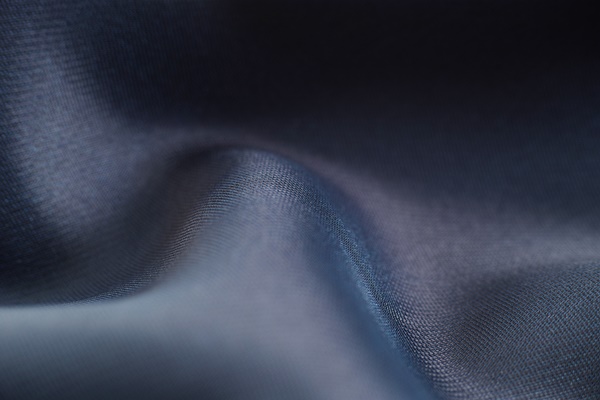 真丝面料的衣服透气性怎么样？真丝服装对人体有哪些作用？