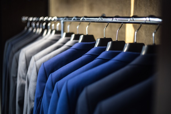 羊毛西服如何选择？羊毛西服比化纤西服好吗？