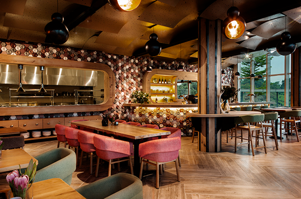 这家咖啡馆用3D混凝土瓷砖覆盖了他们的墙壁