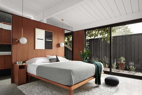 对旅行热爱 中世纪现代卧室改成现代化住宅