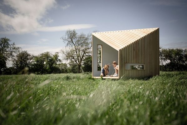 这个儿童户外游戏屋的灵感来自现代斯堪的纳维亚小屋设计