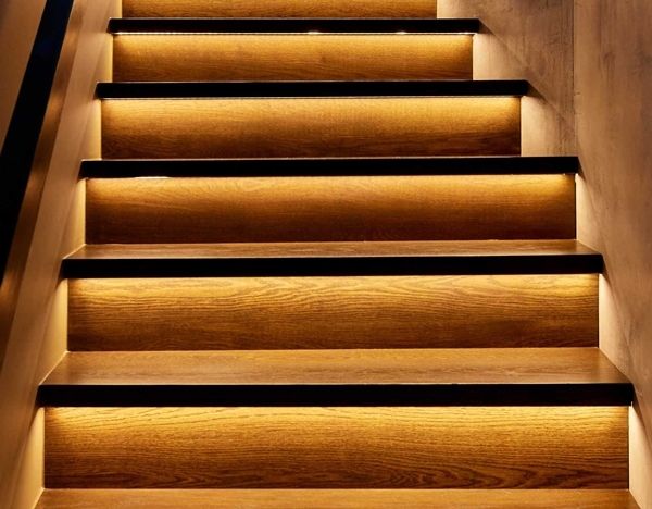 带有隐藏式LED照明的楼梯照亮了这个新家内的楼梯