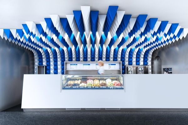 这家冰淇淋店用引人注目的雕塑天花板来吸引客户