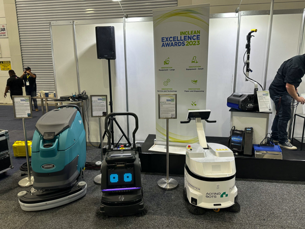 商用清洁机器人哈工澳汀首次海外展 斩获“创新卓越”大奖 无水清洁模式受国际清洁行业认可！